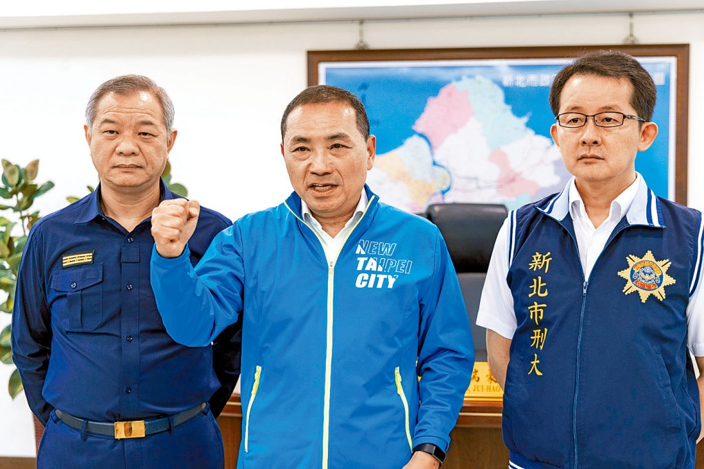 新北市長侯友宜（中）料代表國民黨出戰。