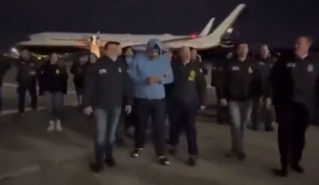 美国缉毒署人员将马杜罗押抵纽约。Ｘ