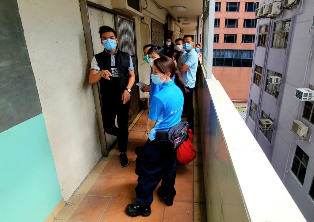 警方及政府化驗所人員到場調查。林思明攝