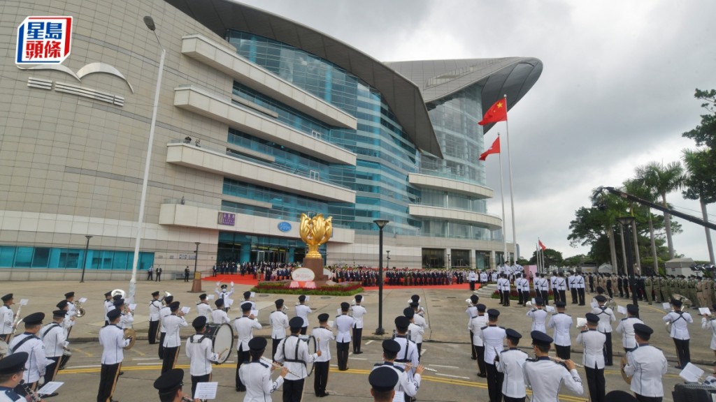 今早举行香港特区成立26周年升旗仪式和庆祝酒会。苏正谦摄