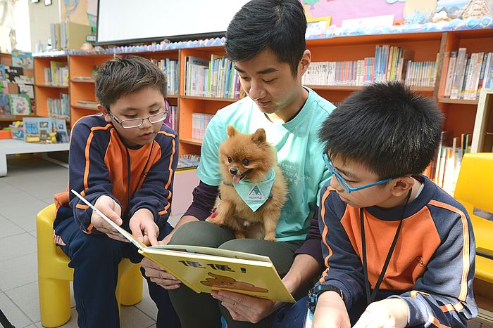 香港動物輔助治療協會近年常在中小學裏，進行動物輔助治療及教育活動。