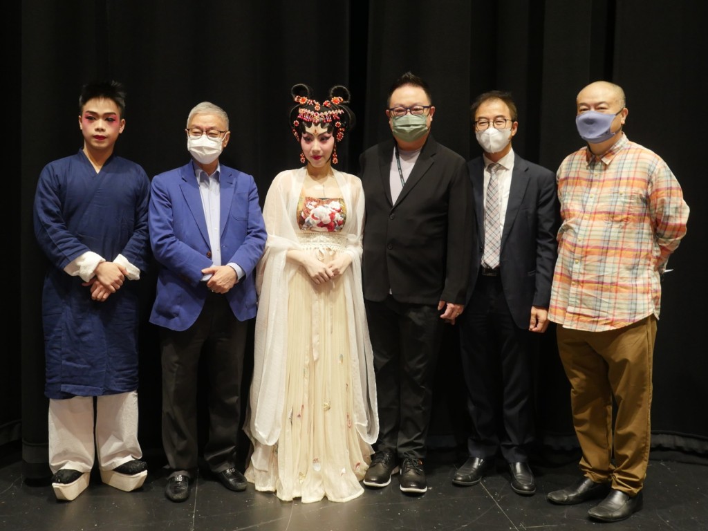 謝曉瑩及丈夫高潤鴻（右三），跟吳立熙、阮兆輝、呂汝漢及高志森留影。