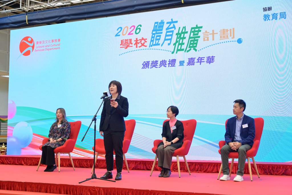 馬文心女士致辭祝賀得獎學校和學生。