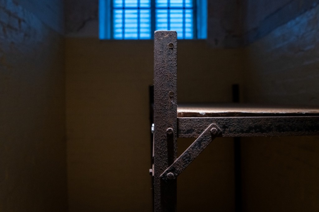 B仓囚室空间亦变小，并要在狭窄牢房里放三张床，这些都揭示了监狱空间的不足。