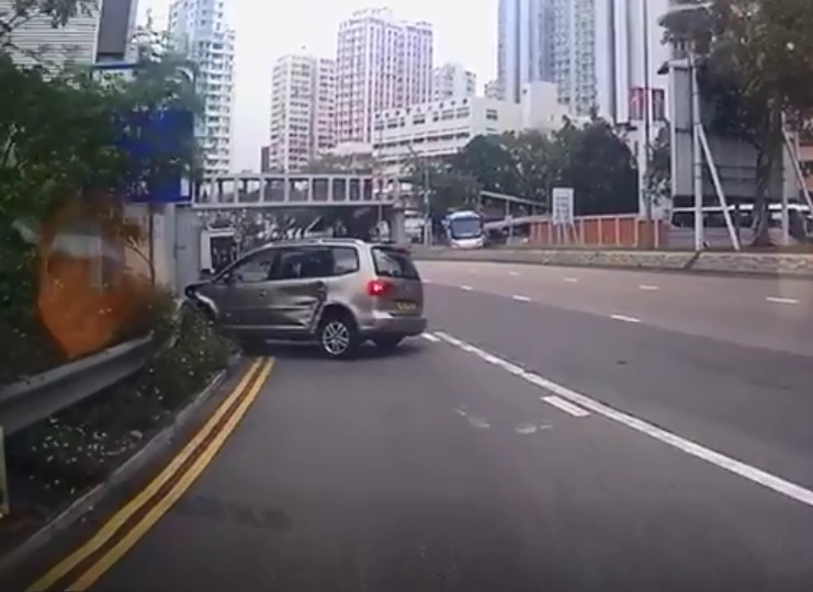 迴旋處私家車失事。網上圖片
