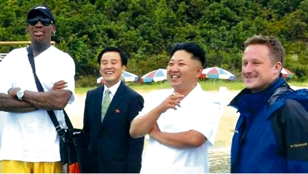 迈克尔斯帕弗(右一)与金正恩(右二)及洛文(左一)在北韩合照，照片未注明拍摄日期。 facebook