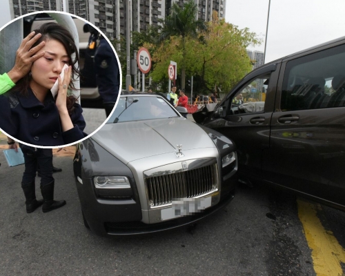 勞斯萊斯與平治七人車相撞,長裙女受驚在路邊哭泣。黃文威攝