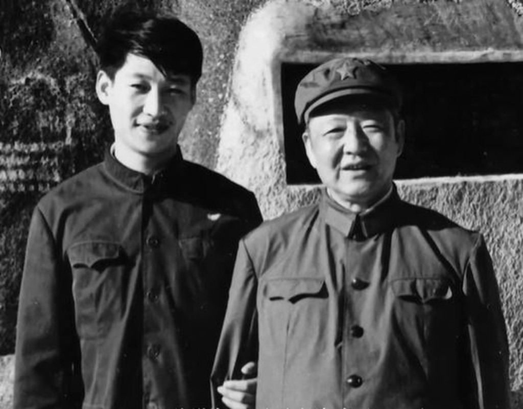 1979年，习仲勋(右)和儿子习近平在海南。央视画面