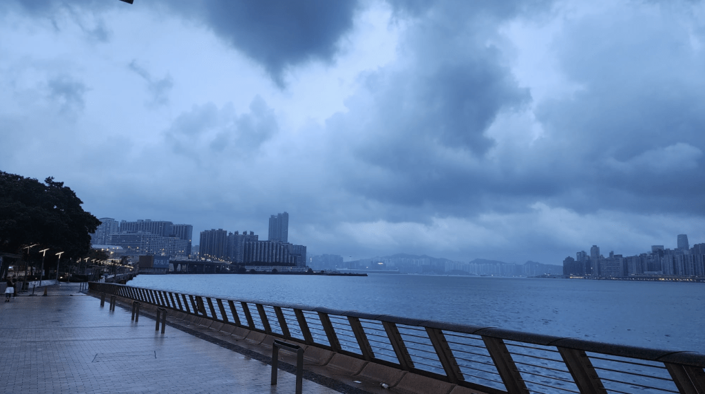 本港地區今日多雲，有驟雨及幾陣狂風雷暴，初時雨勢有時頗大。黎志偉攝
