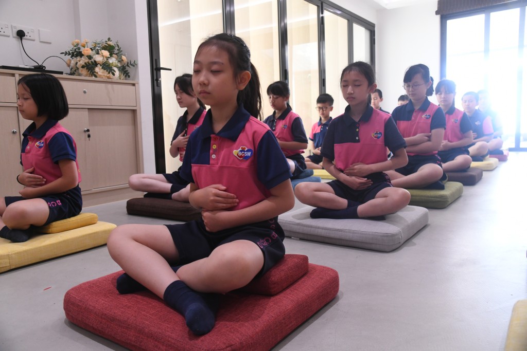 香海正覺蓮社佛教陳式宏學校約於2017年開始，已將半小時的靜觀課 引入常規心靈教育課程，旨在培養學生正念。（圖片來源：《親子王》）