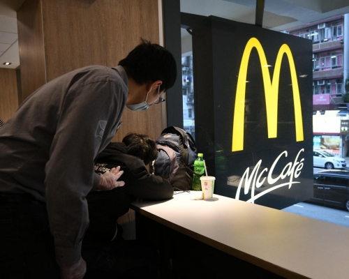 麥當勞餐廳經理告訴顧客要離開。