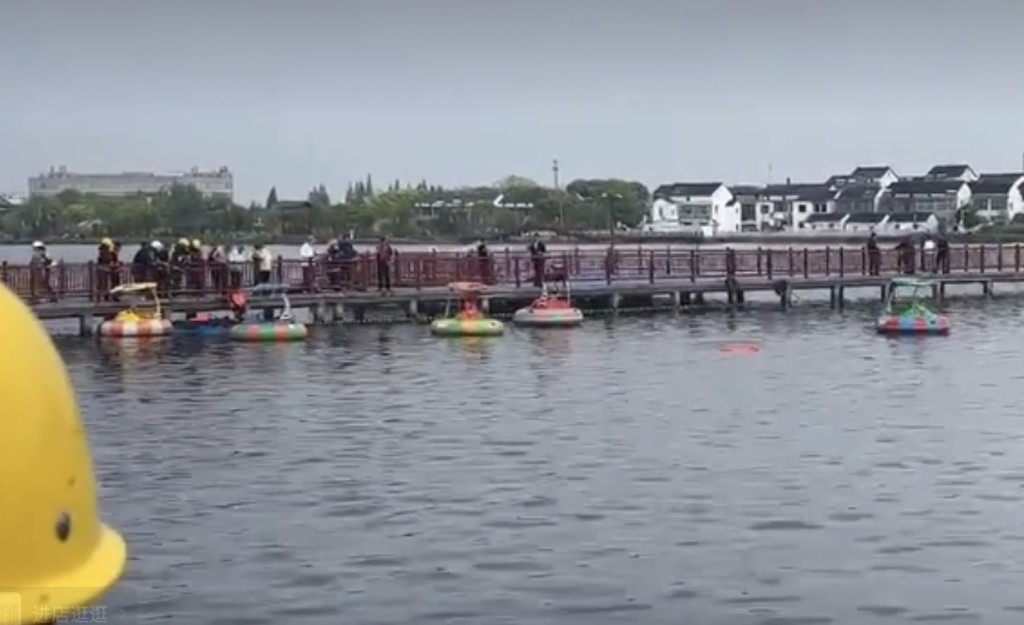 游客拍下救人过程，救援人员将翻侧游船拉起。（左方） 微博