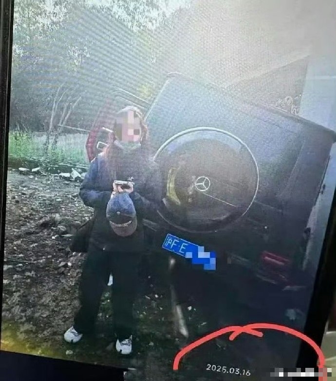 網上流傳一張疑似當時交通事故現場的監控截圖。