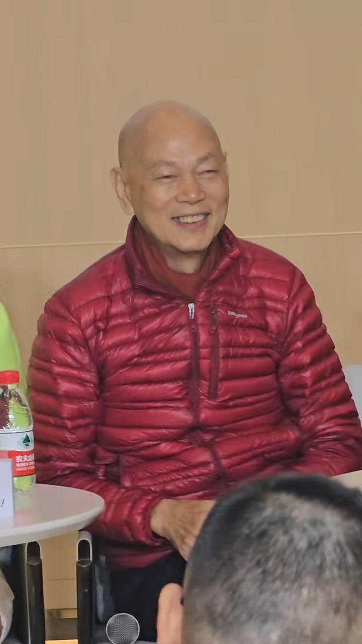 羅家英才笑番。 羅家英才笑番。
