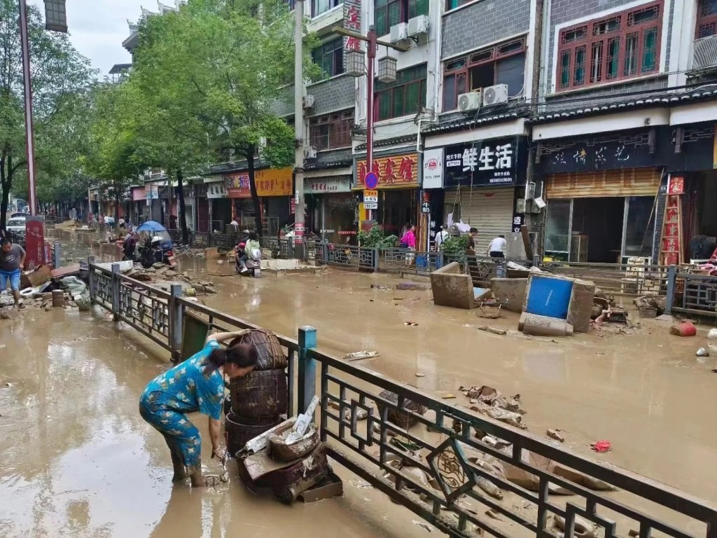 貴州鎮遠古鎮被河水淹浸，損失慘重，居民今早開始清理災場。小紅書