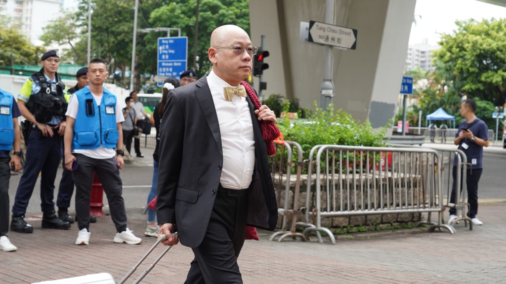 資深大律師彭耀鴻代表梁晃維。