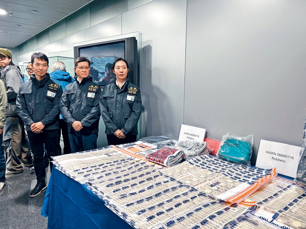 港島總區刑事部警司冼國明（中）及重案組總督察林嘉澄（右），交代案情。