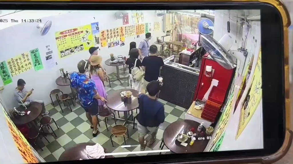一輛的士撞向雲吞麵舖的大門並發出巨響，坐近門口的食客立即嚇到彈起。