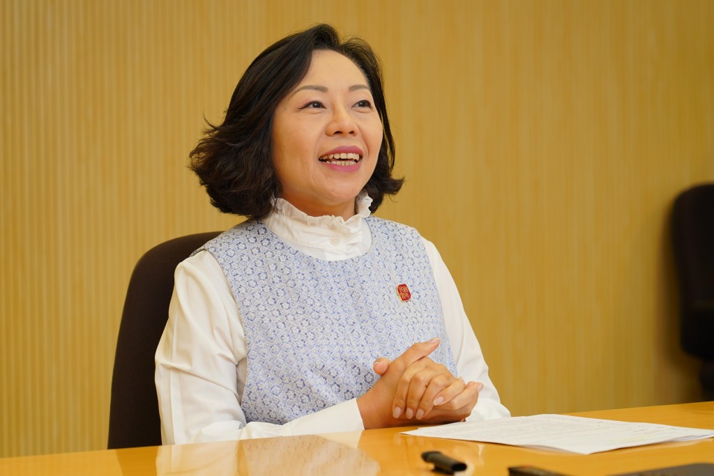 民政及青年事務局局長麥美娟接受《星島頭條》訪問。葉偉豪攝 