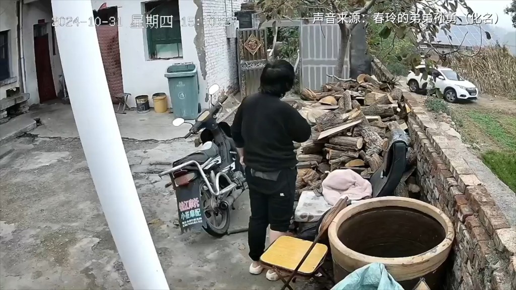 春玲老爷安排他人与媳妇发生性关系以抵账。