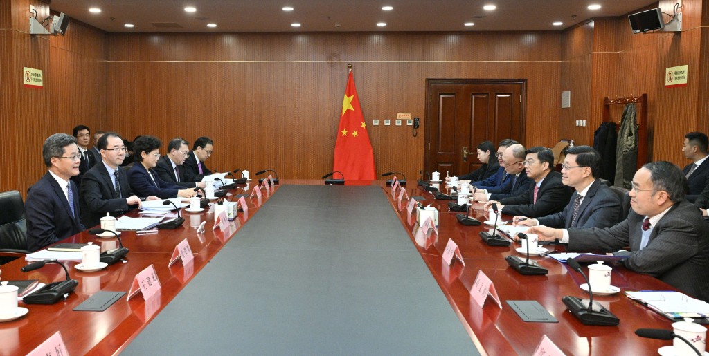 行政长官李家超(右二)在北京与国家财政部部长蓝佛安会面。