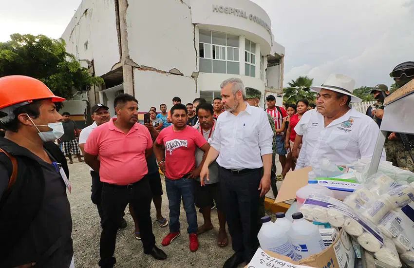 州長拉米雷斯參觀了米卻肯州阿奎拉受損的馬魯阿塔社區醫院，當地已宣布進入緊急狀態。網圖