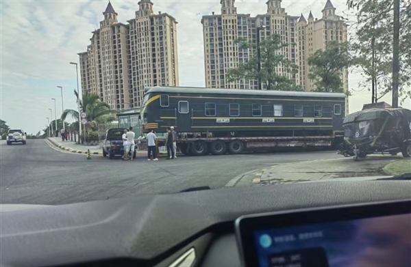 近日，多名網友在海南等地偶遇了一輛特殊大貨車，十多米長的大貨車上竟然裝著一節「火車車頭」。