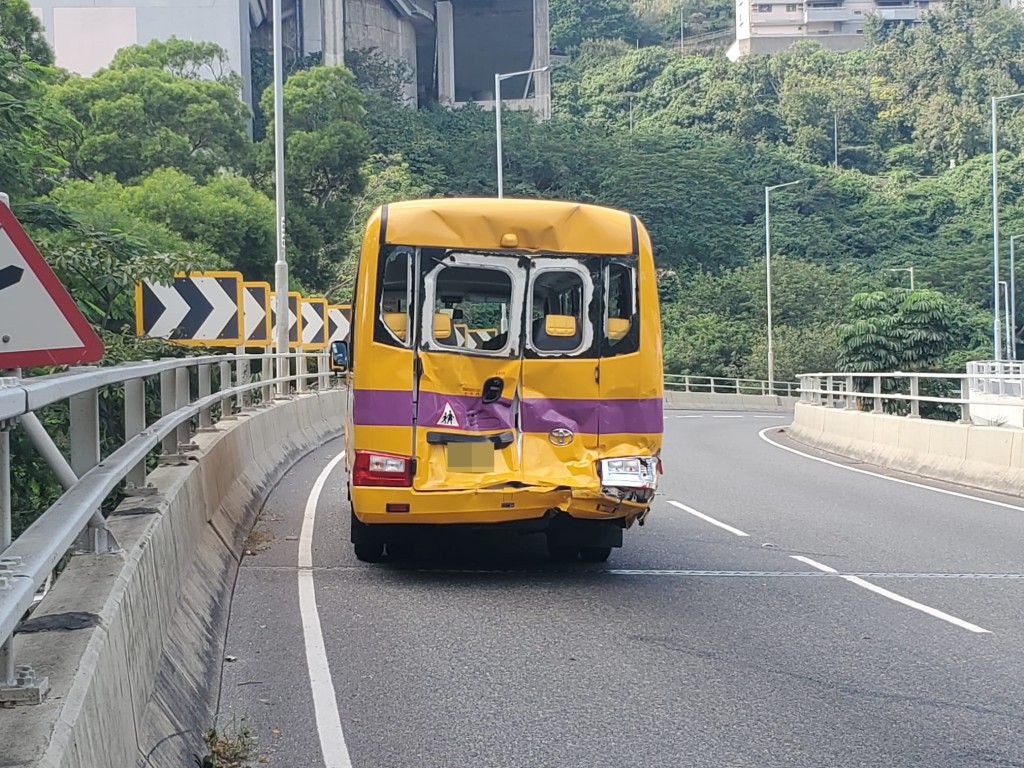 另一輛車車尾嚴重損毀。