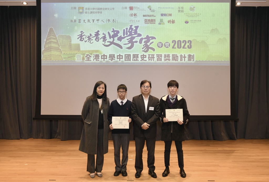張睿朗（左2）憑著對東察合台汗國的研究文章，成為全港中學中國歷史研習獎勵計劃初級組一等獎的得獎者之一。陳浩元攝
