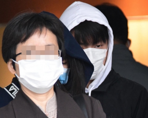 被告陳業云（白色帽）。資料圖片