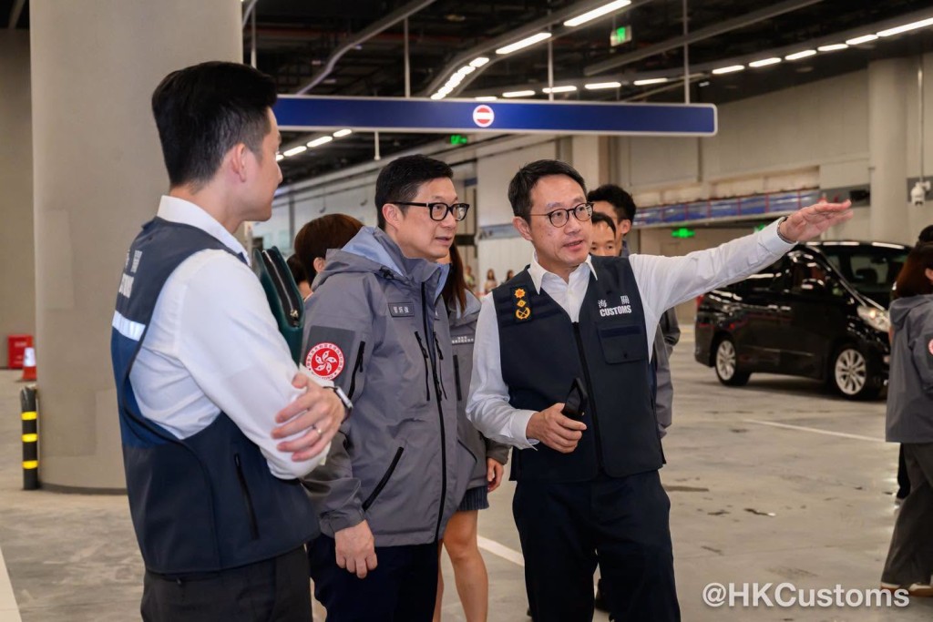 海關關長陳子達率領海關人員陪同政務司司長陳國基和保安局局長鄧炳強巡視首日口岸現場的通關情況，整體運作暢順。海關Facebook圖片