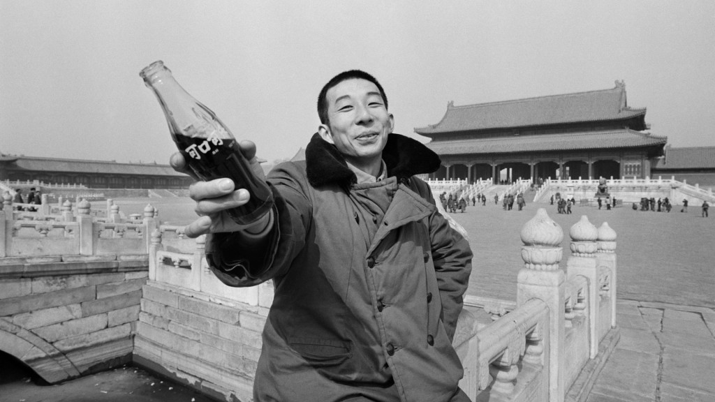 1981年，北京青年在故宮喝可口可樂。