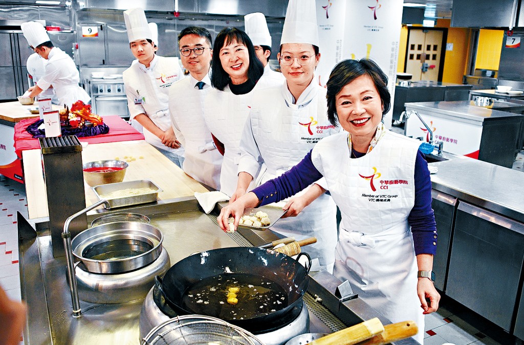 教育局昨舉行傳媒午宴,蔡若蓮(前)親手製作賀年食品「笑口棗」。