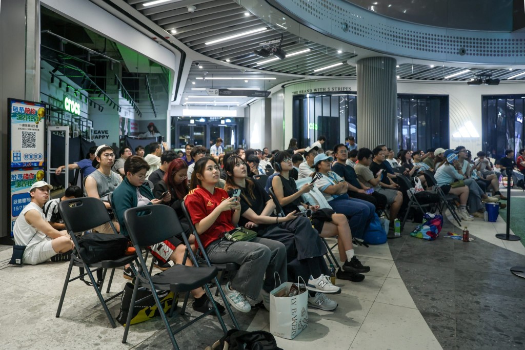 世界盃決賽凌晨上演,逾百球迷坐滿啟德零售館觀賽。何家豪攝 世界盃決賽凌晨上演,逾百球迷坐滿啟德零售館觀賽。何家豪攝