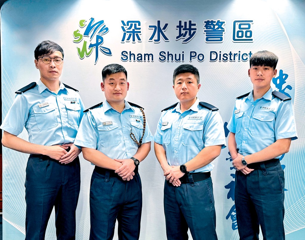警長吳太盛（左二）與警員黃少濱（左一）、鄭毅杰（右二）及林俊雄（右一）早前接獲一宗「財物發現」案件，4人不斷努力追尋失主身份，期望盡快物歸原主。