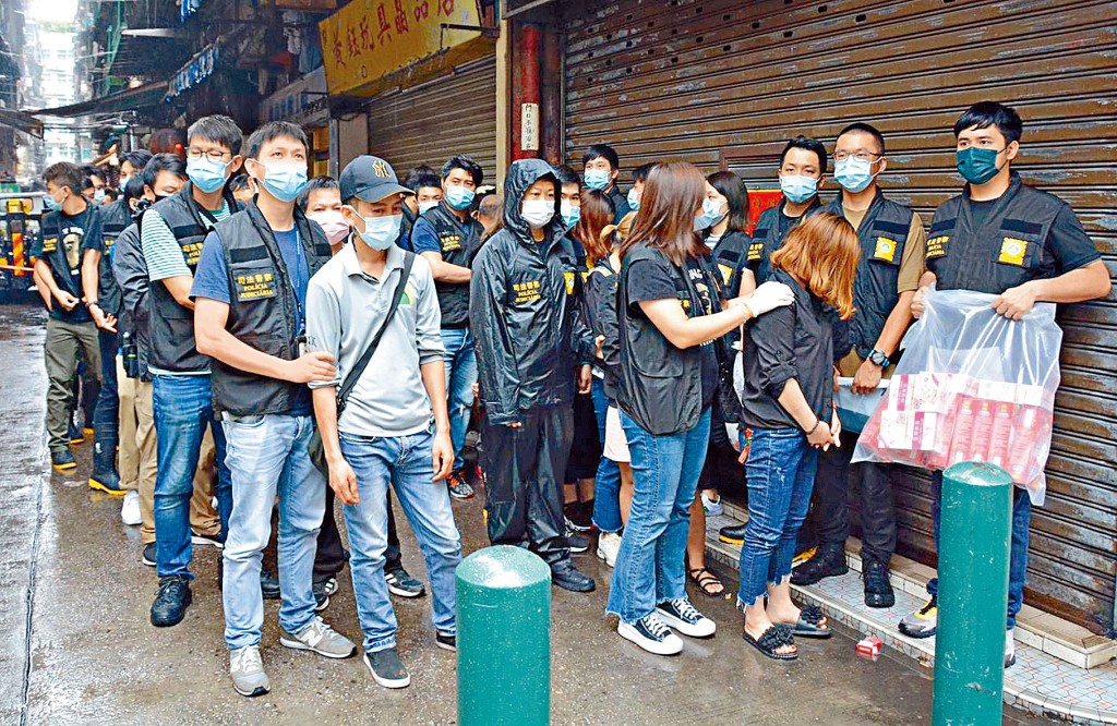 澳門警方偵破賣淫集團，拘捕及帶走五十六人助查。