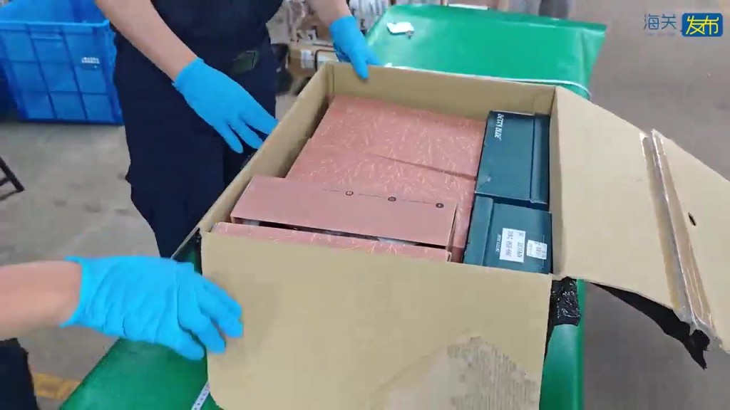 广州海关近日在广州白云机场口岸截获一宗跨国邮包毒品走私案。