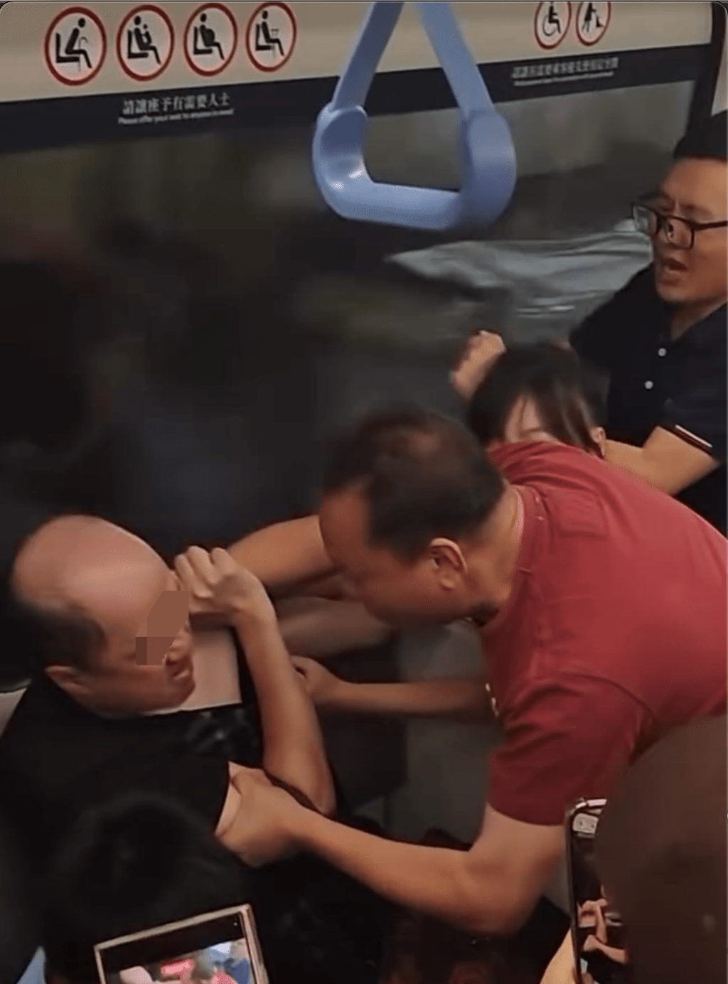 紅衣男向禿頭男叉頸。網片截圖 紅衣男向禿頭男叉頸。網片截圖