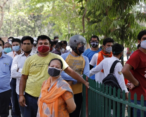 印度單日新增36萬8千宗新冠病毒確診。AP圖片