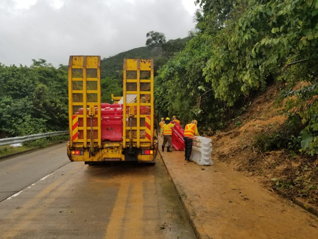 大嶼山嶼南道路政署完成路面清理工作。下水水FB圖片
