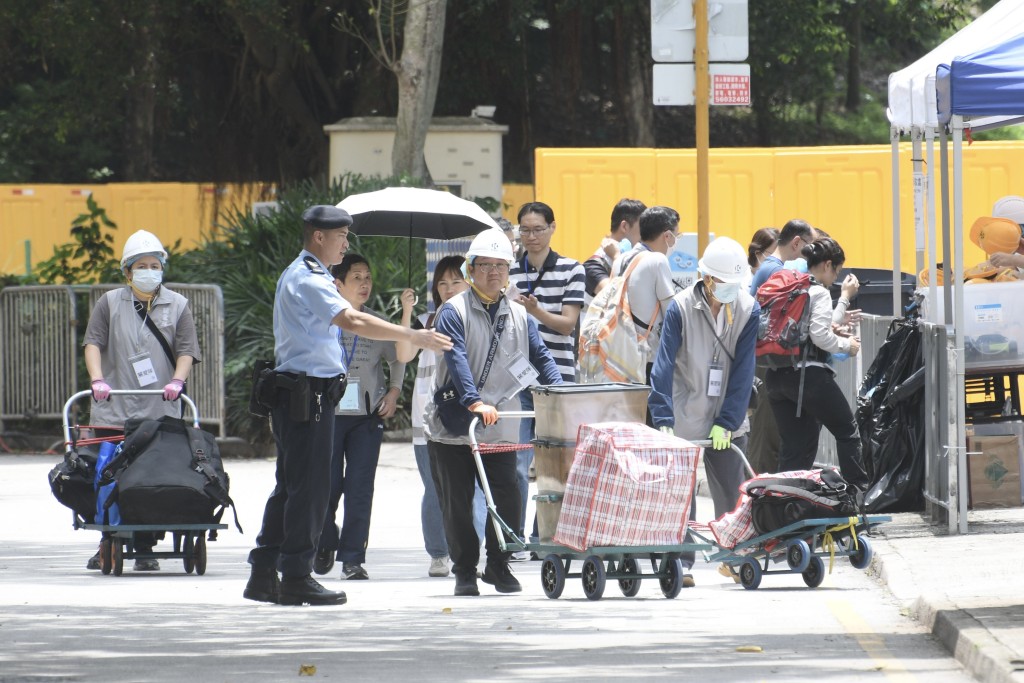 居民帶備大型袋及行李篋上樓執拾。