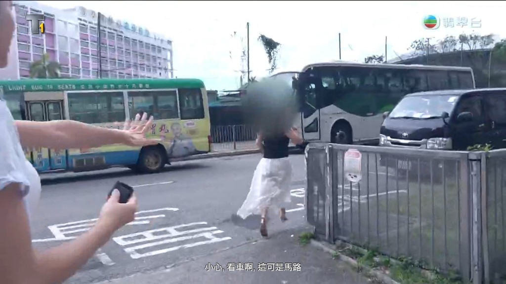 馬路好多車。