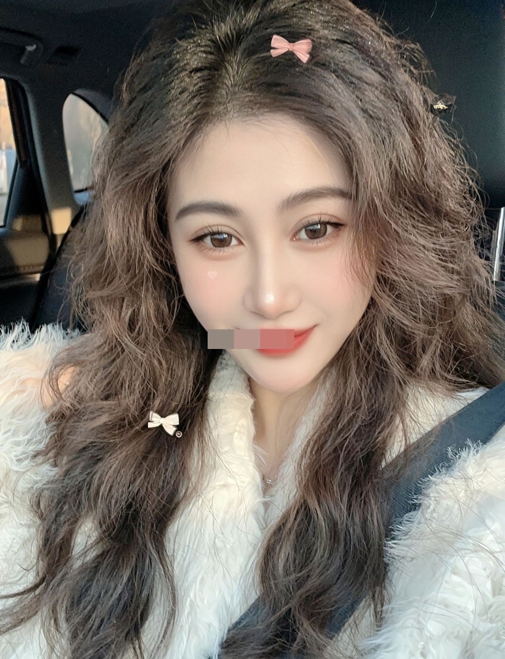 王炸姐在直播時突然表示頭痛不適。