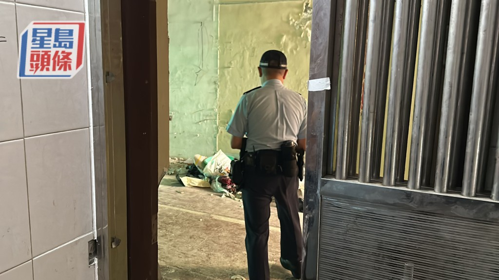 警員登上青山道291號1樓一個空置單位內調查。劉漢權攝