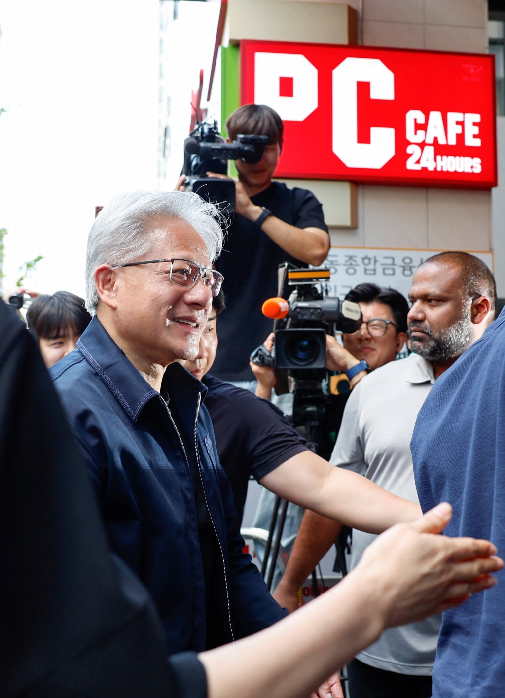黃仁勛訪韓首站是網吧。路透社