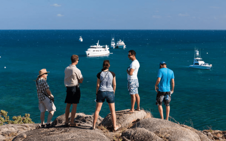 當郵輪於日落時分啟航離開時,竟無人察覺女事主仍滯留島上。Alamy示意圖 當郵輪於日落時分啟航離開時,竟無人察覺女事主仍滯留島上。Alamy示意圖