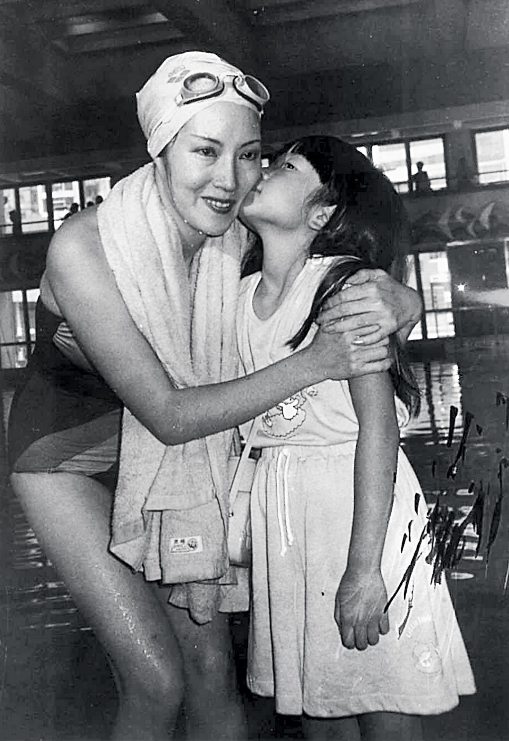谢雪心在1985年参加游泳筹款，珈颍在母亲完成善举后献吻。