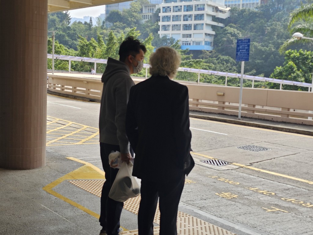 死者兩名男家屬到醫院認屍。