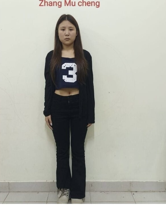 涉嫌網絡詐騙與跨境人口販運的中國籍女子張慕澄被警方拘押。 柬中時報 涉嫌網絡詐騙與跨境人口販運的中國籍女子張慕澄被警方拘押。 柬中時報