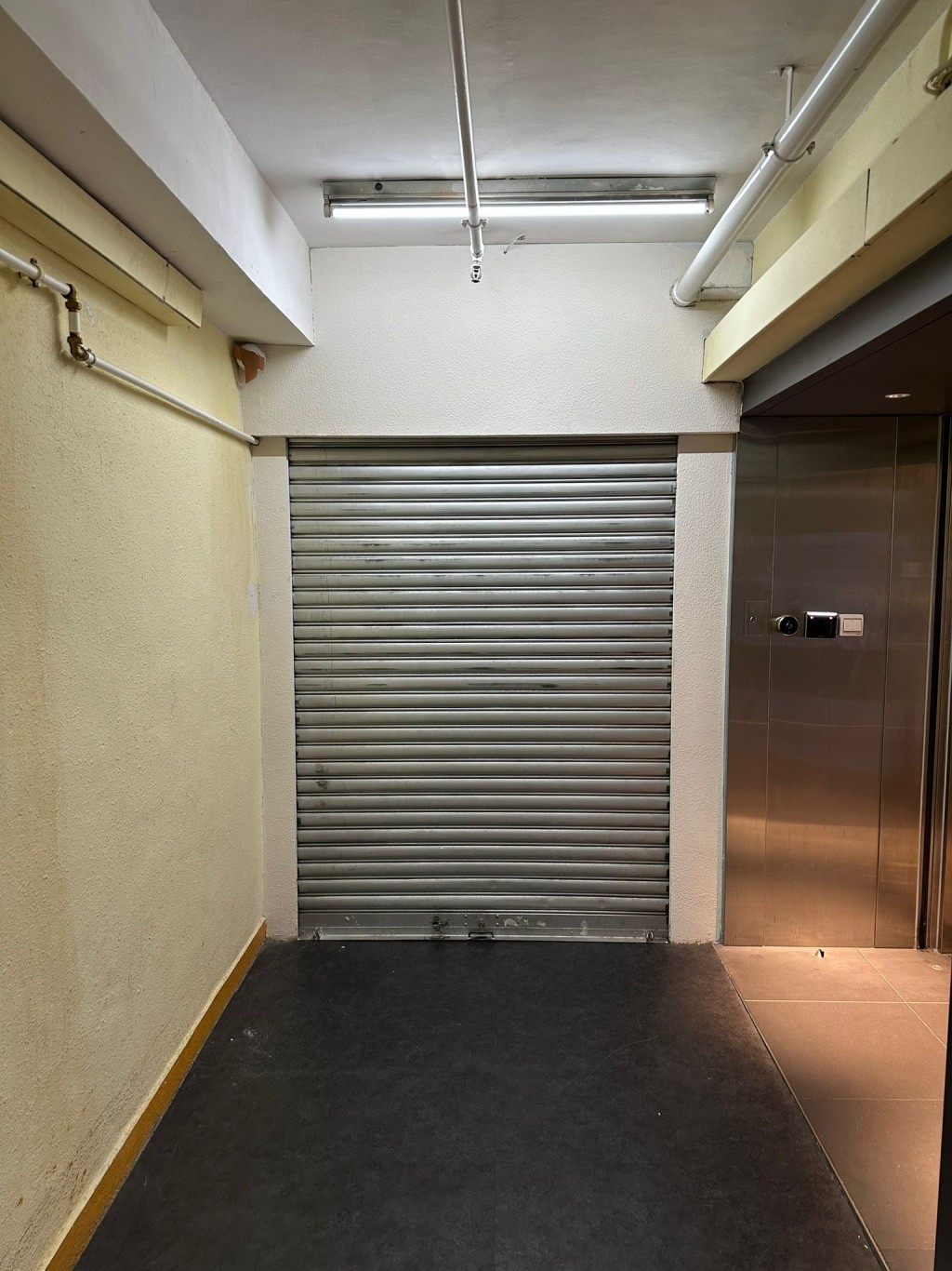 鴻毅建築師在其九龍灣的辦公室亦已拉上鐵閘。